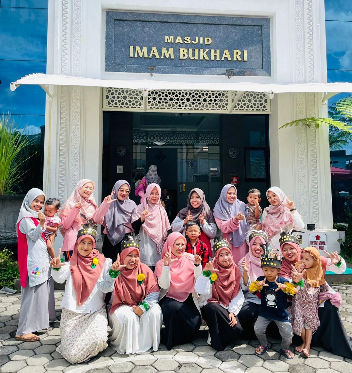 SEMANGAT: Guru-guru SD Aisyiyah Kamila Kota Malang kembali menorehkan prestasi membanggakan dalam ajang Gebyar Milad Nasyiatul Aisyiyah (NA) ke-94.