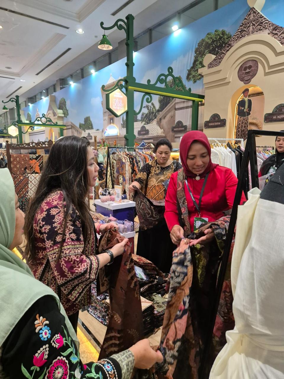 PASAR INTERNASIONAL: Batik Sumber Arafat mengusung motif klasik batik tulis khas Bangkalan, yang terkenal dengan teknik gentongan.