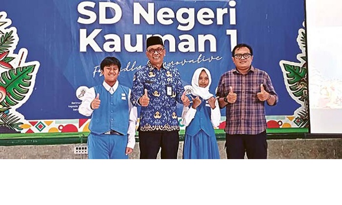 MOMEN HARU: Kepala Sekolah Sentot Hariyanto SPsi (dua dari kiri) secara simbolis menyerahkan kembali siswa kepada orang tua saat pengumuman kelulusan siswa SDN Kauman 1 Malang, Rabu (2/6).