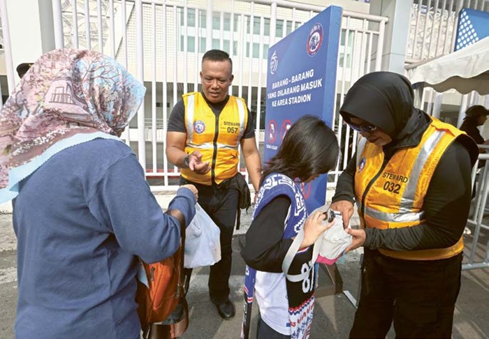 LEBIH EFISIEN: Penonton laga Arema FC melawan Persik Kediri harus melewati pemeriksaan ketat sebelum masuk Stadion Kanjuruhan beberapa waktu lalu.