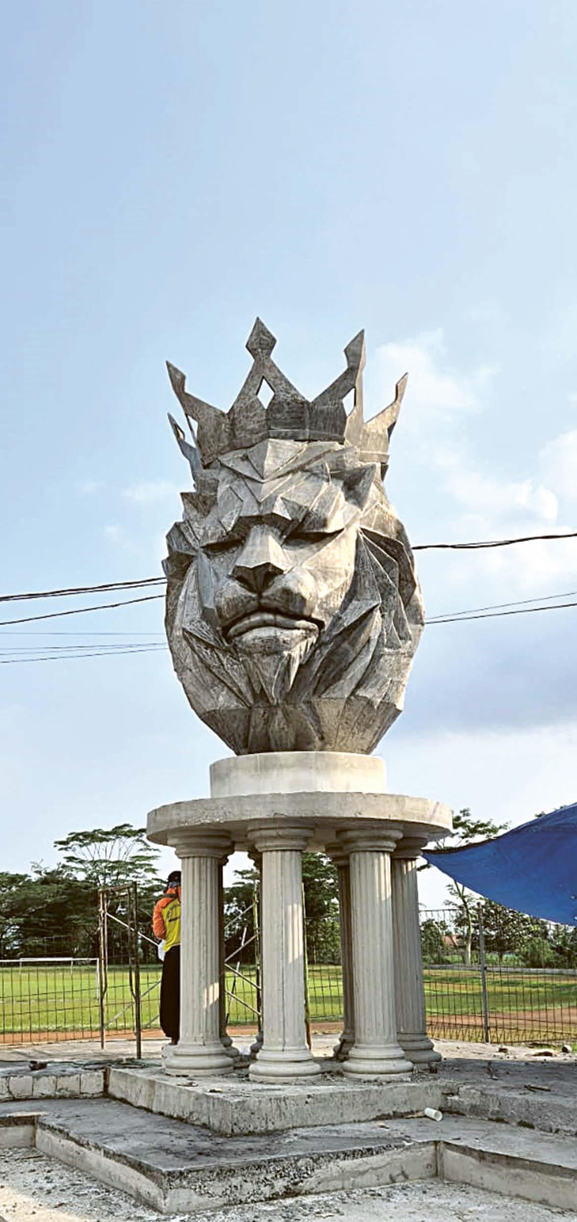 LOKASI BARU: Patung kepala singa sudah berada di lokasi baru, sisi barat Stadion Kanjuruhan.
