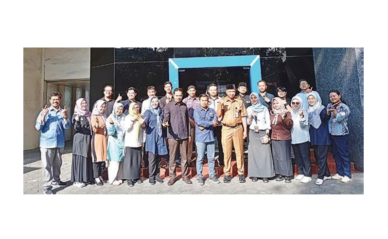 ANTUSIAS: Ketua MKKS SMK Negeri Kabupaten Malang Lasmono SPd MM (depan, enam dari kanan) hadir memberikan motivasi kepada peserta Diklat Jurnalistik SMK se-Kabupaten Malang di kantor Jawa Pos Radar Ma