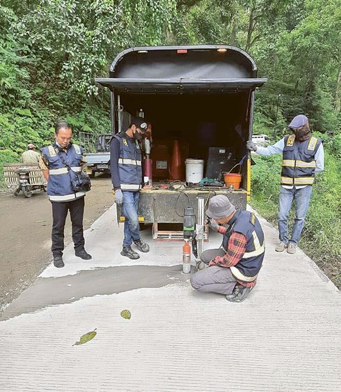 INFRASTRUKTUR: Tim DPUBM Kabupaten Malang melakukan pengujian kualitas beton untuk mengukur kekuatannya.