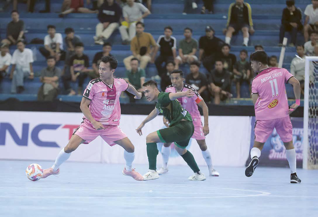 BUGAR: Ala Unggul FC Malang Guntur Sulistyo (kiri) berusaha menjangkau bola dalam laga PFL pekan ke-11 melawan Bintang Timur Surabaya pada 25 Mei lalu. Pemain berusia 28 tahun itu siap kembali berlaga