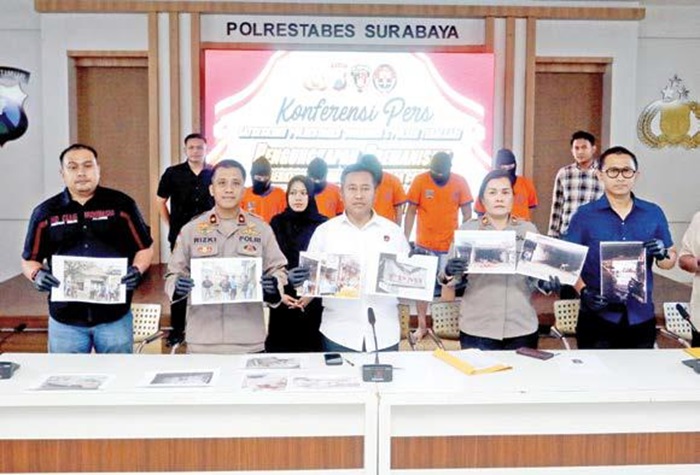 MERESAHKAN: Polrestabes Surabaya memamerkan lima anggota ormas yang menguasai secara ilegal kemarin.