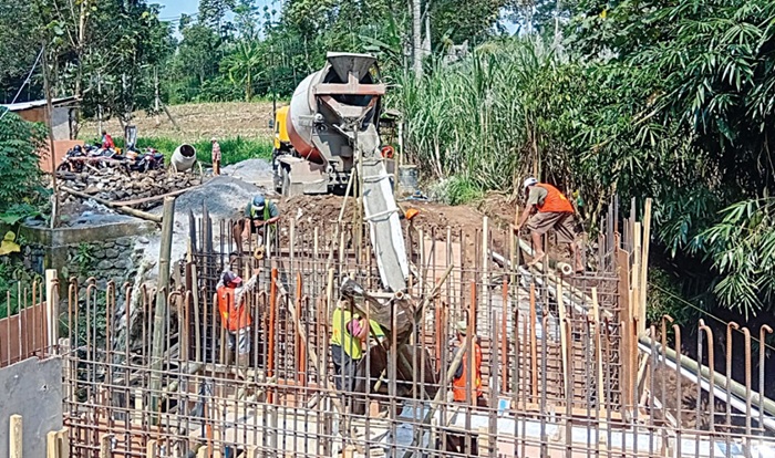 PROGRES 60 PERSEN: Proses pembangunan ulang jembatan di Jalan Wonosari, Desa Wonorejo, Kecamatan Singosari ditarget rampung pada bulan Agustus.