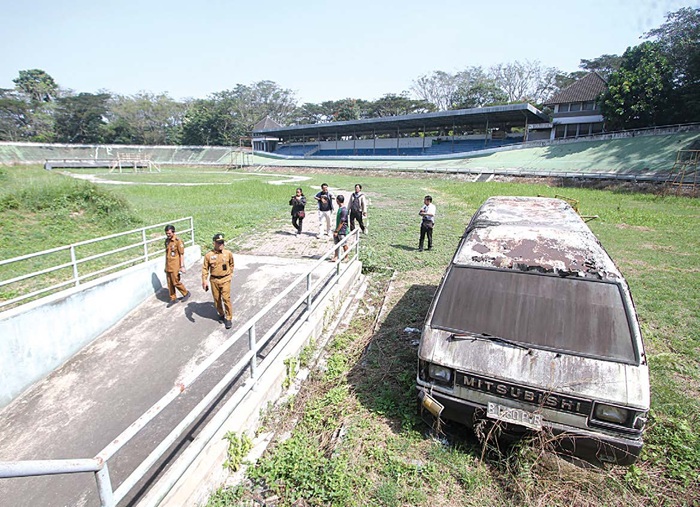 ADA KENDALA: Cat di lintasan velodrome banyak yang mengelupas. Pemkot Malang berencana melakukan perbaikan skala kecil di sana.