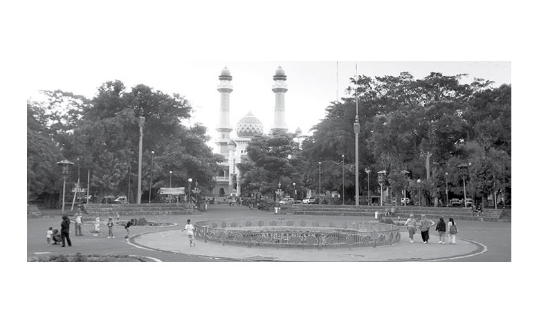 DIBERSIHKAN: Kawasan Alun-Alun Merdeka menjadi lokasi perayaan Hari Lingkungan Hidup Sedunia pagi ini.