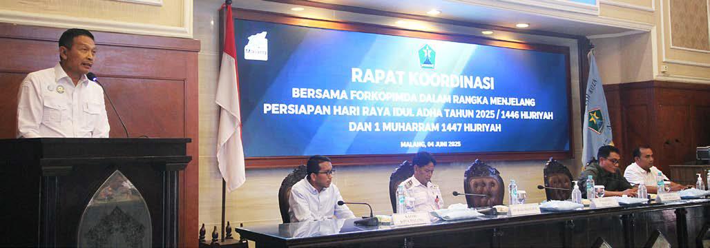 MONITOR HARGA: Wali Kota Malang Wahyu Hidayat (kiri) memimpin rapat koordinasi persiapan Hari Raya Idul Adha di Balai Kota Malang, kemarin (4/6).