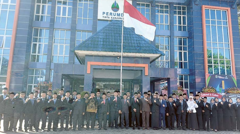 Para karyawan hingga jajaran direksi Perumda Tirta Kanjuruhan 