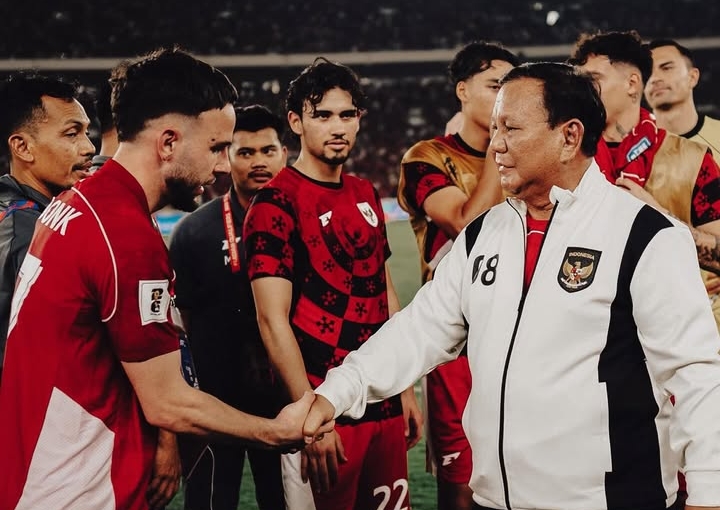 ANDALAN: Calvin Verdonk saat bersalaman dengan Presiden Prabowo Subianto.