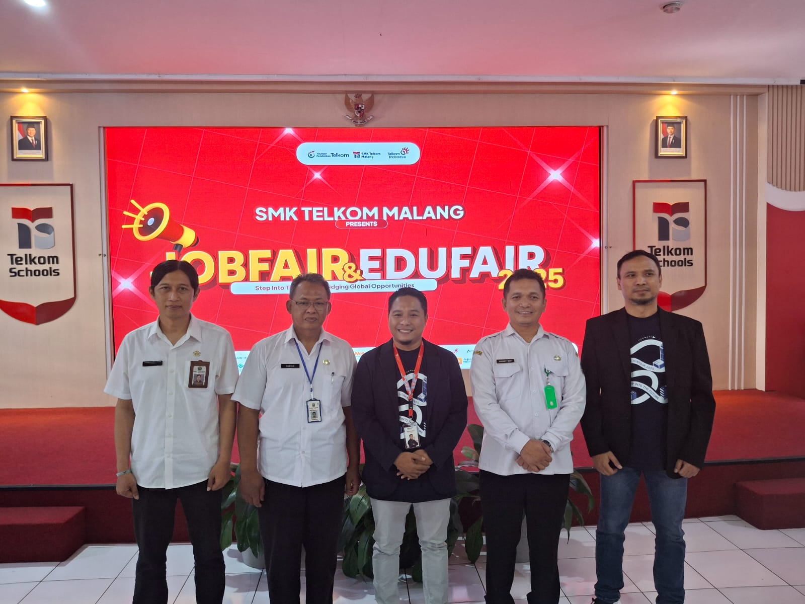 INOVATIF: Foto bersama Kepala Sekolah Rahmat Dwi Jatmiko SKom (tengah) bersama tamu undangan saat pembukaan Job Fair dan Edu Fair di SMK Telkom Malang.