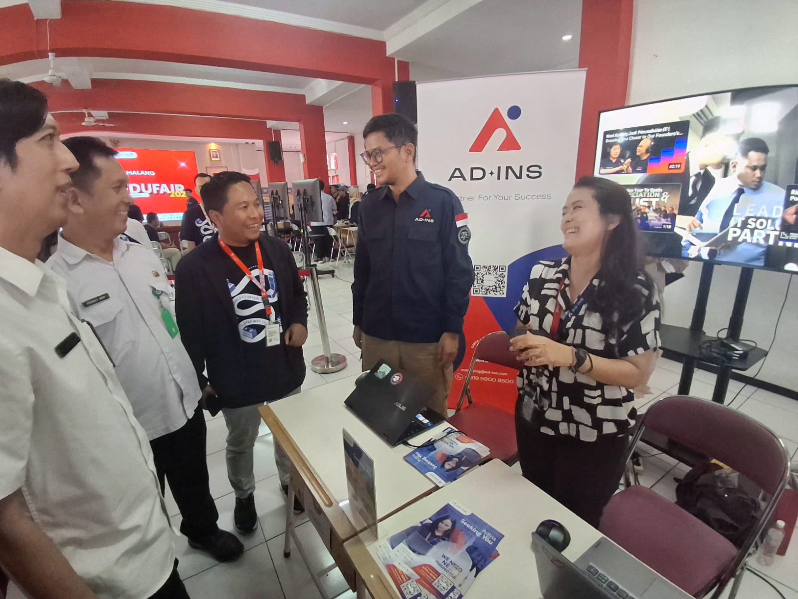 ANTUSIAS: Kasi SMK Cabdindik wilayah Kota Malang-Kota Batu Frenky Minggaryana Dwi Putra SSn berkunjung ke salah satu tenant Job Fair dan Edu Fair SMK Telkom, Rabu (4/6).