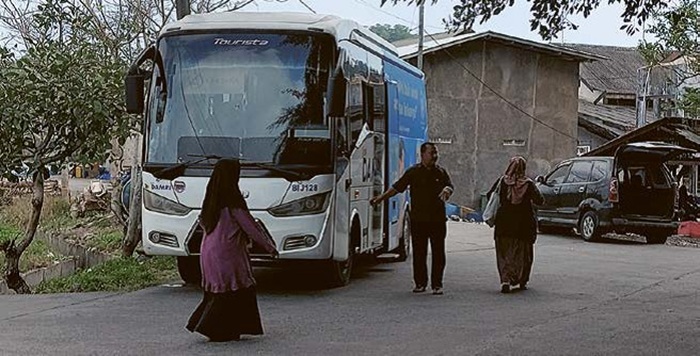 ARMADA WISATAWAN: Bus DA MRI jurusan Malang  Sendangbiru menunggu penumpang keluar dari Tempat Pelelangan Ikan (TPI) Pondokdadap, Sumbermanjing Wetan.