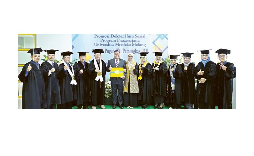 LULUS CUMLAUDE: Dr drh H Puguh Wiji Pamungkas MM didampingi sang istri foto bersama dengan Rektor Unmer Malang, promotor, ko-promotor, dan penyanggah sidang terbuka promosi doktor.