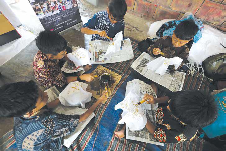 KENALKAN BATIK: Anak-anak dari sekolah alam generasi Rabbani Gondanglegi belajar membatik di Sengguruh, Kecamatan Kepanjen.