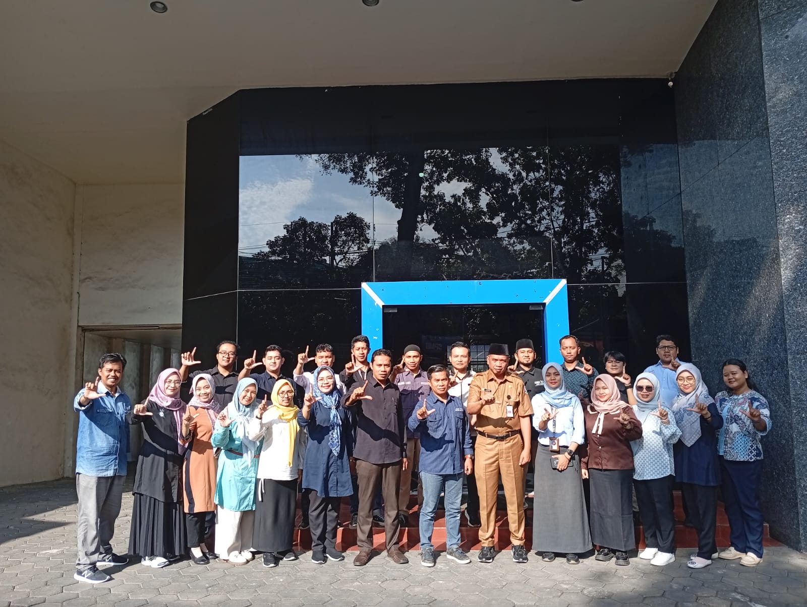 SEMANGAT : Ketua MKKS SMK Negeri Kabupaten Malang Lasmono SPd MM (tengah) bersama 25 peserta Diklat Jurnalistik Guru SMK se-Kabupaten Malang.