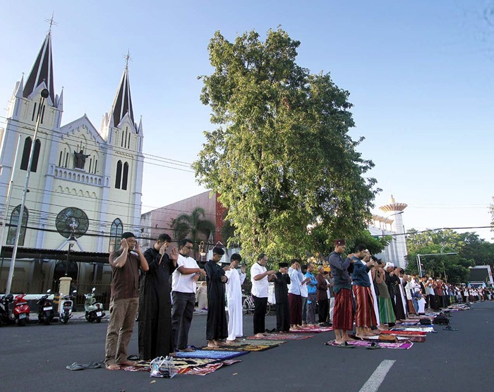 MELUBER: Sejumlah warga melaksanakan salat Idul Adha sampai Jalan Basuki Rahmat. Tepat di depan Gereja Hati Kudus Yesus, Kajoetangan.