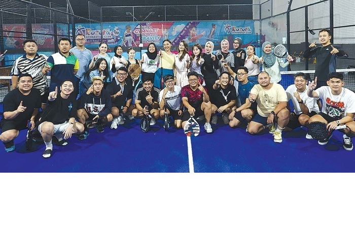 PEMINAT MAKIN BANYAK: Anggota konunitas UNO Padel Malang foto bersama di Mandala Sport Center. Olahraga padel makin digemari banyak kalangan terutama anak muda.