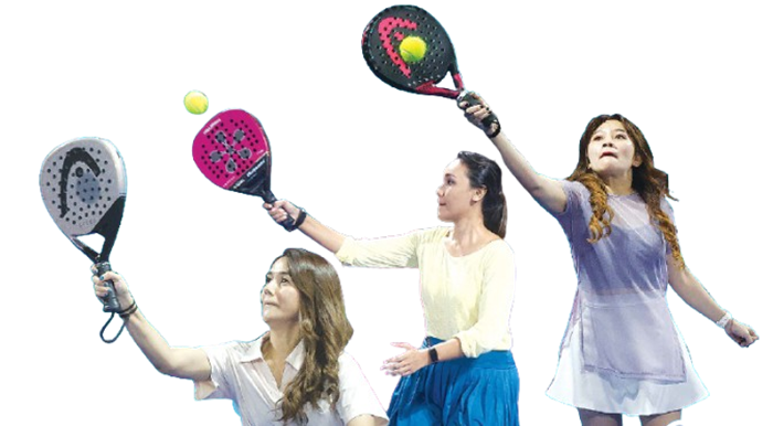SPORTY: Dari kiri, Ismiya Mustikasari, Raisya Amalia,dan Vira Herlinasari berlatih padel. Meski mirip dengan tenis,  teknis permainan lebih simple dan mudah dimainkan.