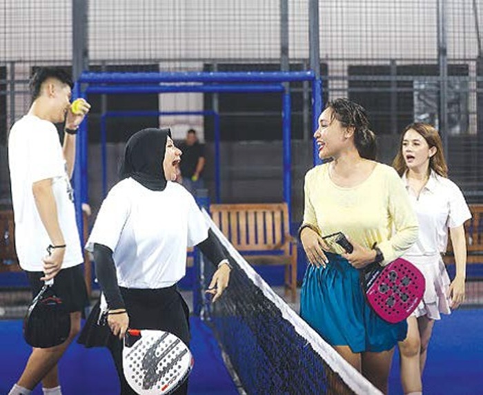 JADI AJANG BANGUN JEJARING: Anggota komunitas UNO Padel Malang berbincang santai setelah menyelesaikan permainan.