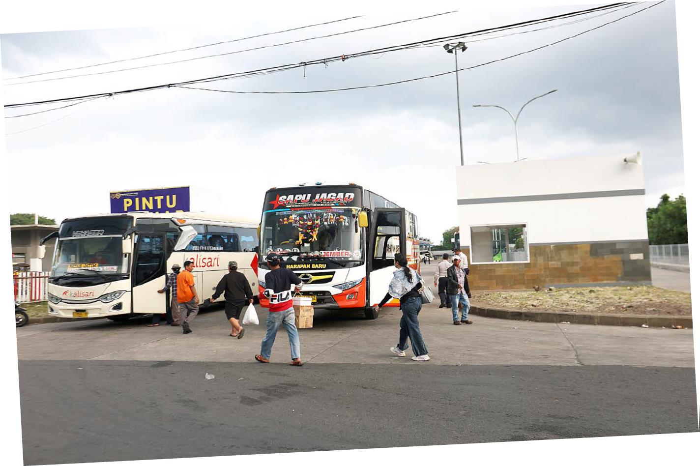 SIAPKAN SANKSI TEGAS: Mulai 22 Juni nanti, bus-bus dilarang ngetem dan menaikkan penumpang di luar Terminal Arjosari