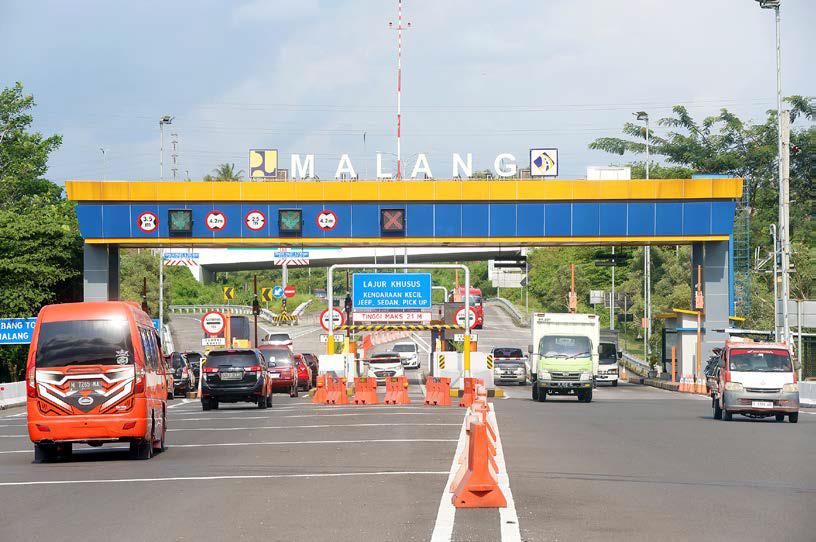 LONG WEEKEND: Sejumlah kendaraan masuk dan keluar di exit Tol Pandaan-Malang di Kelurahan Madyopuro, Kecamatan Kedungkandang, kemarin (7/6).