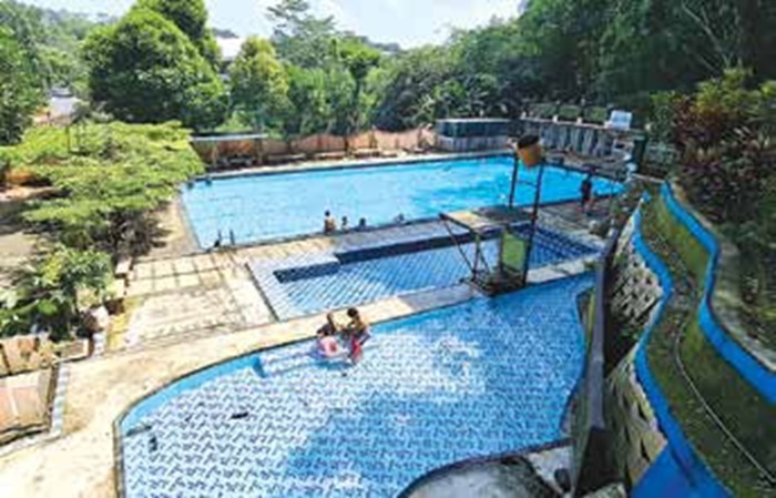 DIPERBAIKI: Beberapa wisatawan menikmati kesejukan air di Wisata Pemandian Metro, Kepanjen.