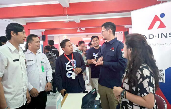 WADA HI SISWA: Kepala SMK Telkom Malang Rahmat Dwi Jatmiko (tengah) berbincang dengan salah satu tenant Job Fair and Edu Fair 2025.