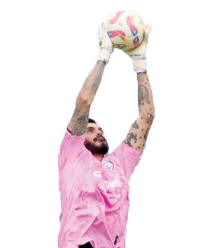 JAGA KONDUSIVITAS: Lucas Frigeri menangkap bola dalam laga BRI Liga 1 melawan Semen Padang di Stadion Kanjuruhan pada 24 Mei lalu.
