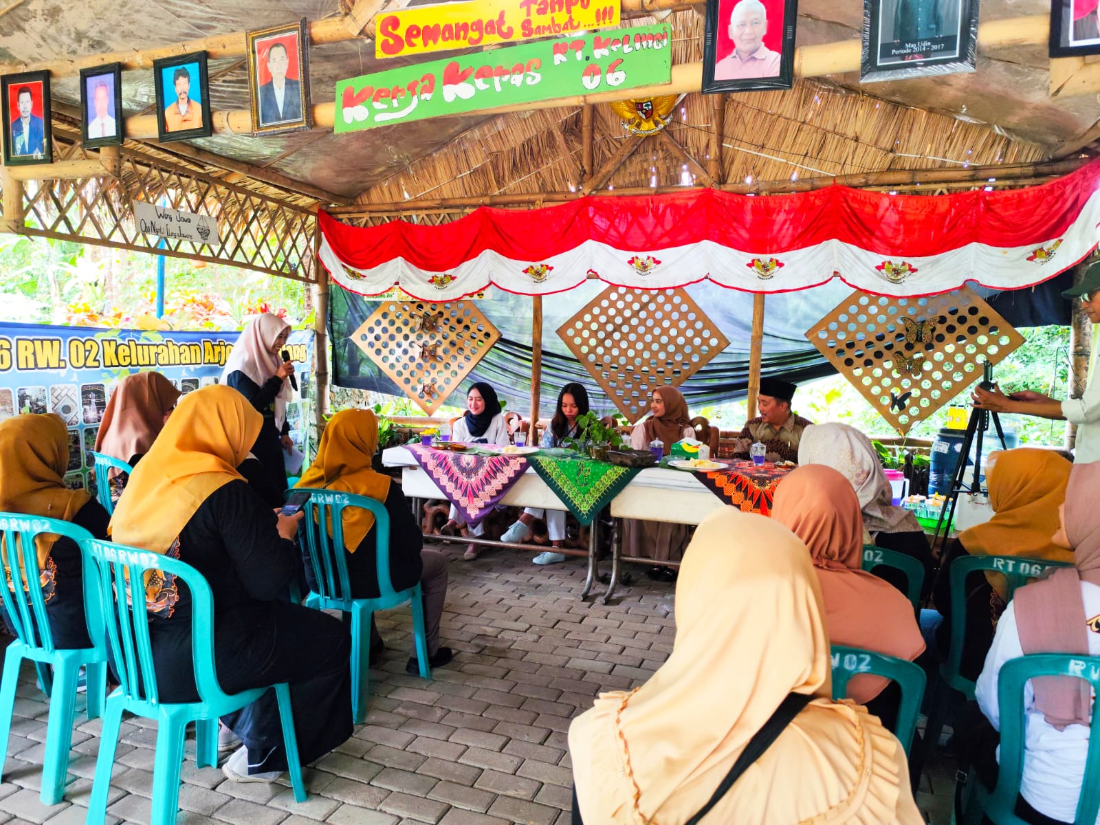 PEMBERDAYAAN:  Tim dosen dari Program Studi Pendidikan Bahasa Inggris, Fakultas Keguruan dan Ilmu Pendidikan UNISMA melaksanakan kegiatan pengabdian kepada masyarakat.
