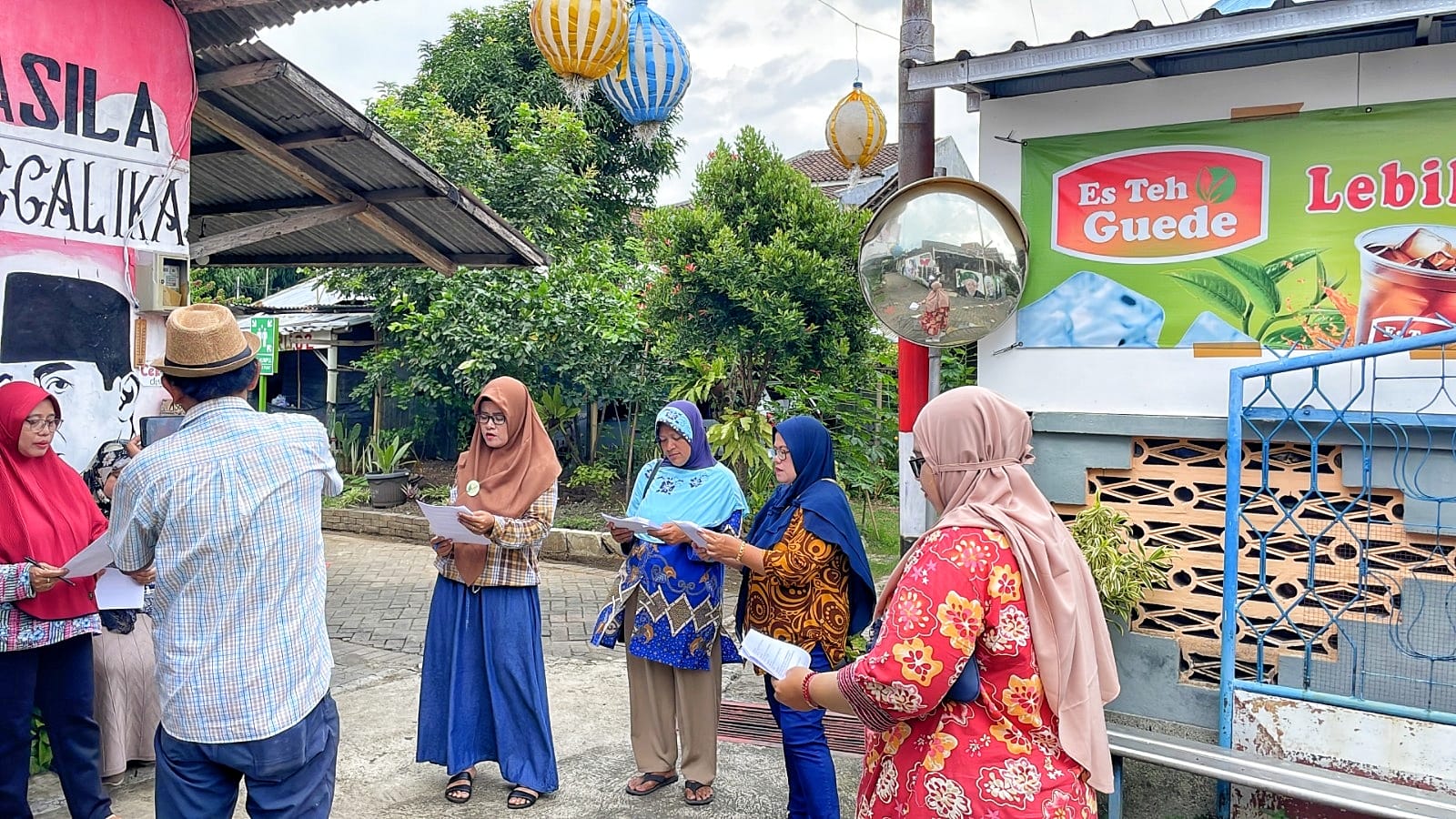 ANTUSIAS: Warga Kampung Semar saat mengikuti kegiatan.