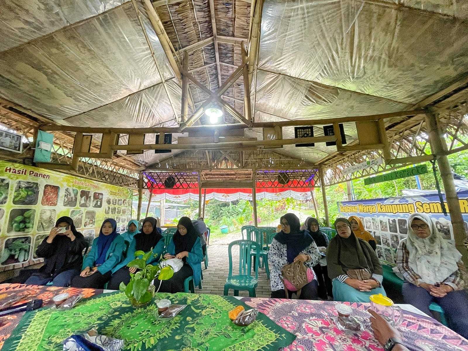 GUYUB: Tim dosen UNISMA dan masyarakat setempat melaksanakan kegiatan pelatihan bahasa Inggris.