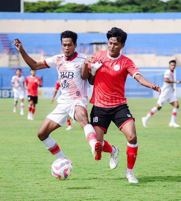 BUBAR: Penyerang NZR Sumbersari Dian Sasongko (kiri) berebut bola dengan pemain Sumut United dalam laga Liga Nusantara di Stadion Sultan Agung, Bantul, beberapa waktu lalu.