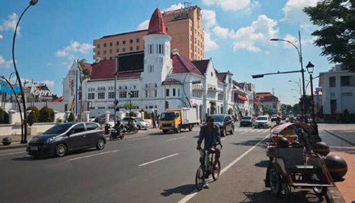 CAGAR BUDA YA: Sejumlah pengendara melintas di kawasan Kota Lama kemarin siang.