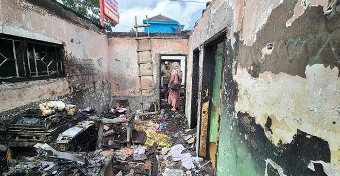 HANGUS: Pemilik kios fotokopi dan ATK, Djaswadi, sedang melihat tempat usahanya yang hangus terbakar pada Sabtu lalu (7/6).