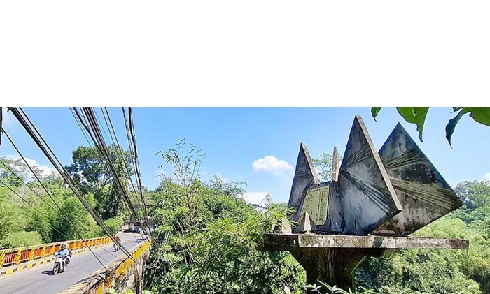 TRAGEDI PILU: Monumen Sungai Metro masih berdiri kokoh di utara jembatan, tak jauh dari wisata Pemandian Metro, Kepanjen.