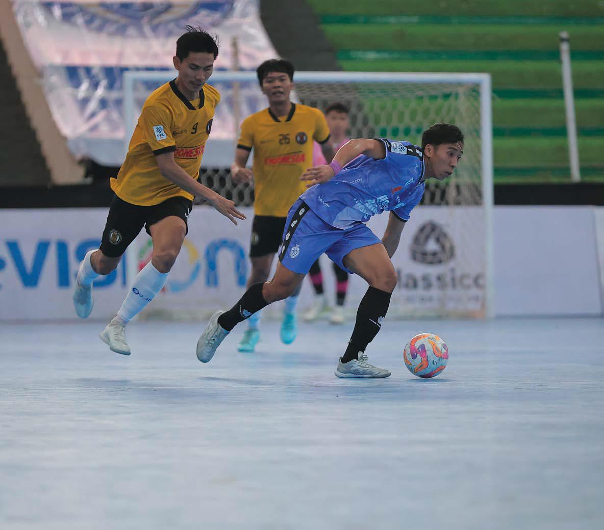 LOLOS: Flank Unggul FC Malang Vicky Irawan (kanan) berhasil lepas dari penjagaan dua pemain Tiga Radja United dalam laga PFL Pekan ke-12, 1 Juni lalu.