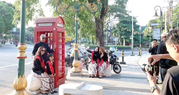 JADI PRIMADONA: Pengunjung Kajoetangan Heritage melakukan pengambilan foto memakai baju adat kemarin (8/6).
