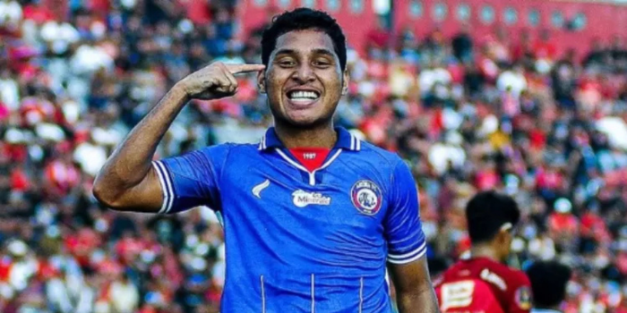 Foto pemain Arema FC Salim Akbar Tuharea
