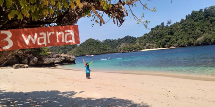 Foto view pantai tiga warna Malang