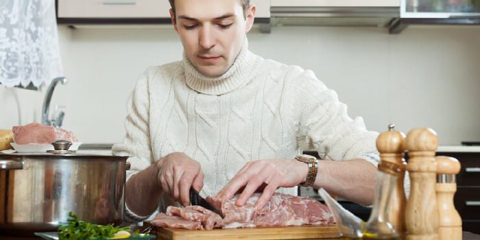 Orang Memasak Daging (sumber foto: freepik)