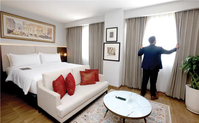 HOTEL BINTANG EMPAT: Karyawan Hotel Alana menyiapkan kamar yang sudah dipesan oleh tamu kemarin.