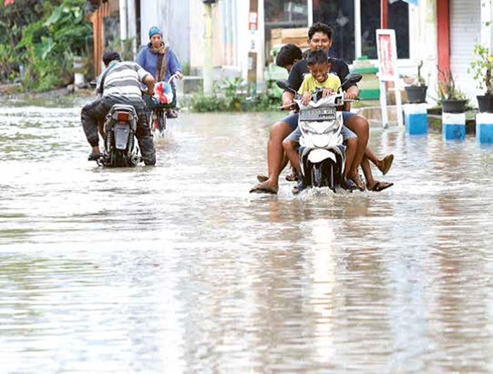 BANJIR KIRIMAN: Warga berusaha menembus banjir dengan ketinggian mencapai 30 sentimeter di Jalan Sawah Sidomulyo, Kecamatan Candi, kemarin (9/6).