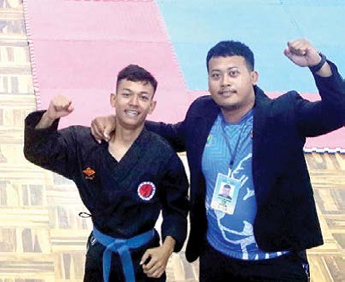 BERPRESTASI: Atlet Hapkido Kota Malang Yogi Afdel Saputra merayakan keberhasilan meraih dalam ajang Porprov IX Jatim di GOR Kanjuruhan, Kabupaten Malang, kemarin.