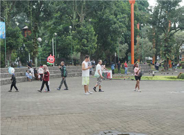 WISATA FAVORIT: Sejumlah wisatawan menikmati suasana di Alun-Alun Malang kemarin. Pemkot memprediksi ada 400 ribu wisatawan datang selama Porprov Jatim.