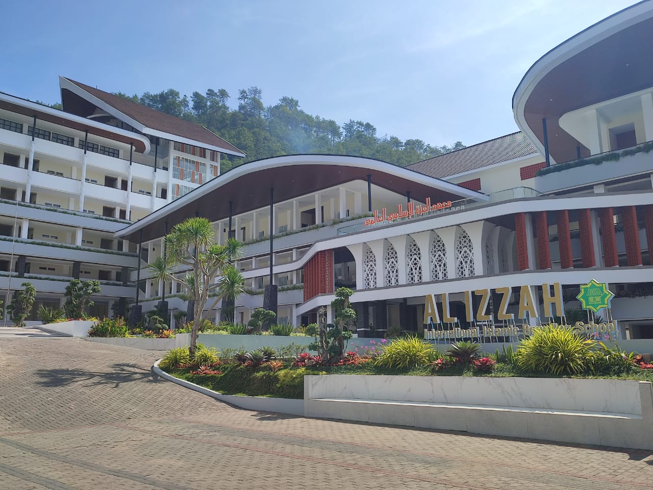 MEGAH: Gedung SMA Al Izzah International Islamic Boarding School sangat megah dan modern.
