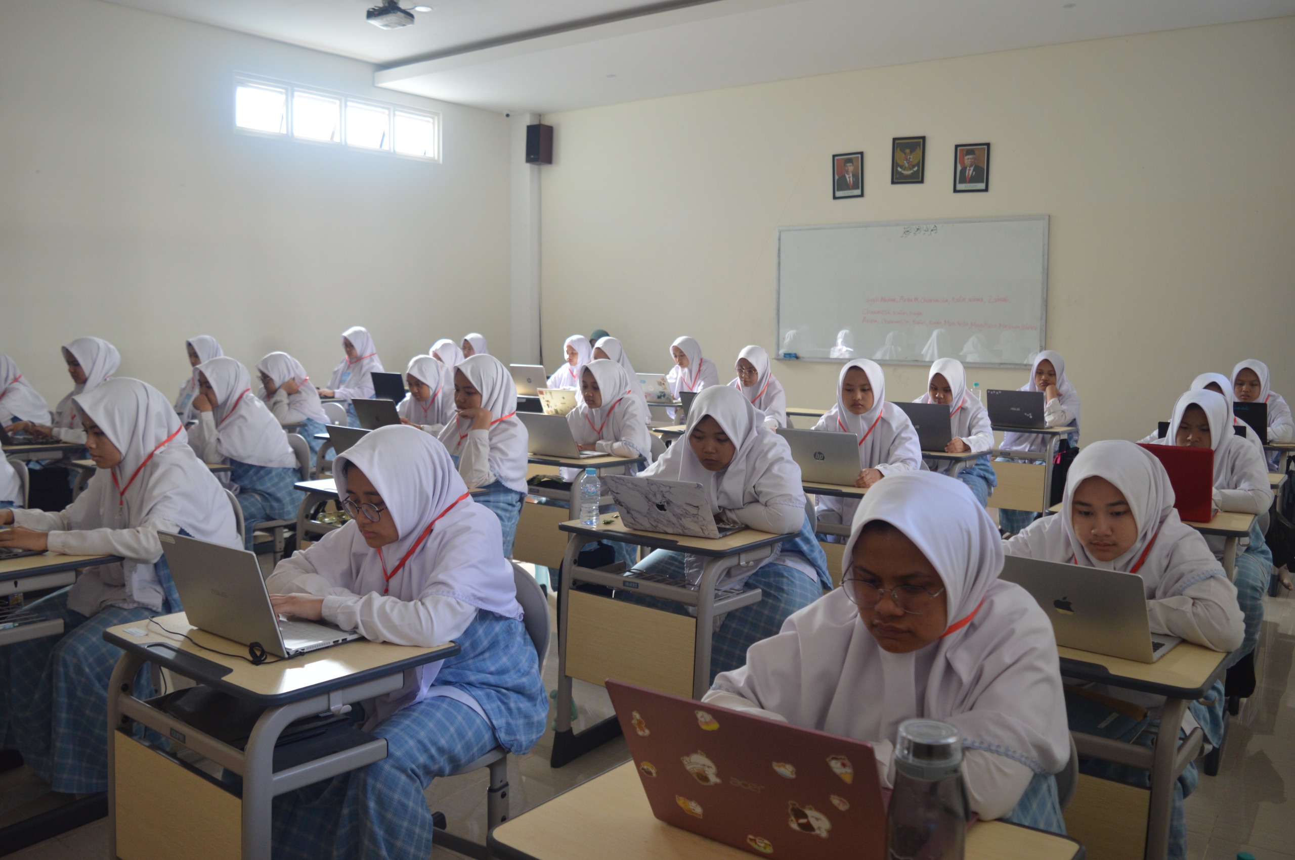 SEMANGAT: Para siswi SMA Al Izzah ketika mengikuti pelajaran di dalam kelas.