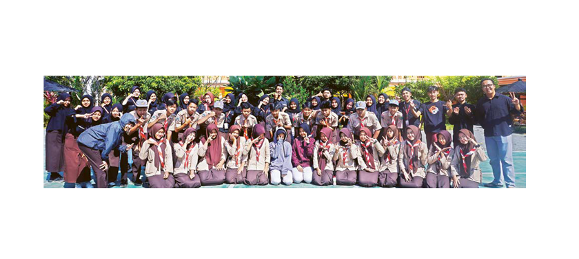 PEDULI LITERASI: Pembina dan anggota Forum Jurnalistik NUSA (FORJUSA) dari SMK NU Sunan Ampel Poncokusumo kompak foto bersama di halaman sekolah. FORJUSA menjadi ekstrakurikuler yang bertujuan untuk m