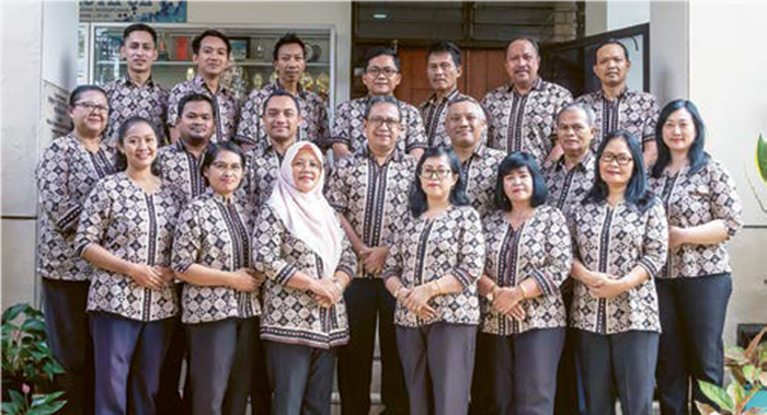 SEKOLAH TELADAN: Kepala sekolah, seluruh guru, dan staf SMAK Yos Sudarso Kepanjen foto bersama kemarin.